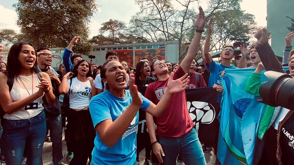 Estudiantes manifestándose frente a la UCV.