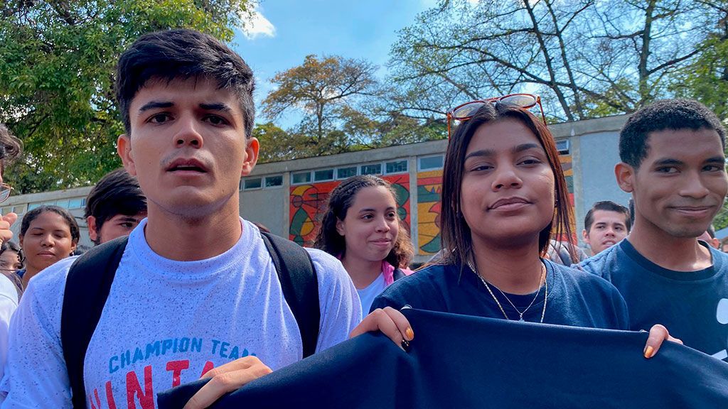 Dos estudiantes concentrados en la Universidad Central de Venezuela