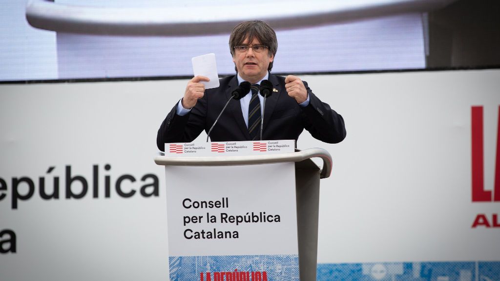 Baño de masas de Puigdemont en la cita masiva (y dividida) del independentismo en Perpignan Baño de masas de Puigdemont en la cita masiva (y dividida) del independentismo en Perpignan