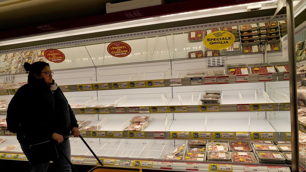 EuropaPress_2672528_February_25_2020_-_Milan_Italy_Empty_shelves_in_a_grocery_store_In_some_district_of_the_city_Milan_residents_engaged_panic_buying_as_coronavirus_sparked_fears_of_a_lockdown_and_food_shortages_I