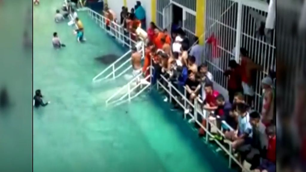 Los presos de una cárcel de Ecuador bloquean el alcantarillado y crean una enorme piscina en el patio de la prisión