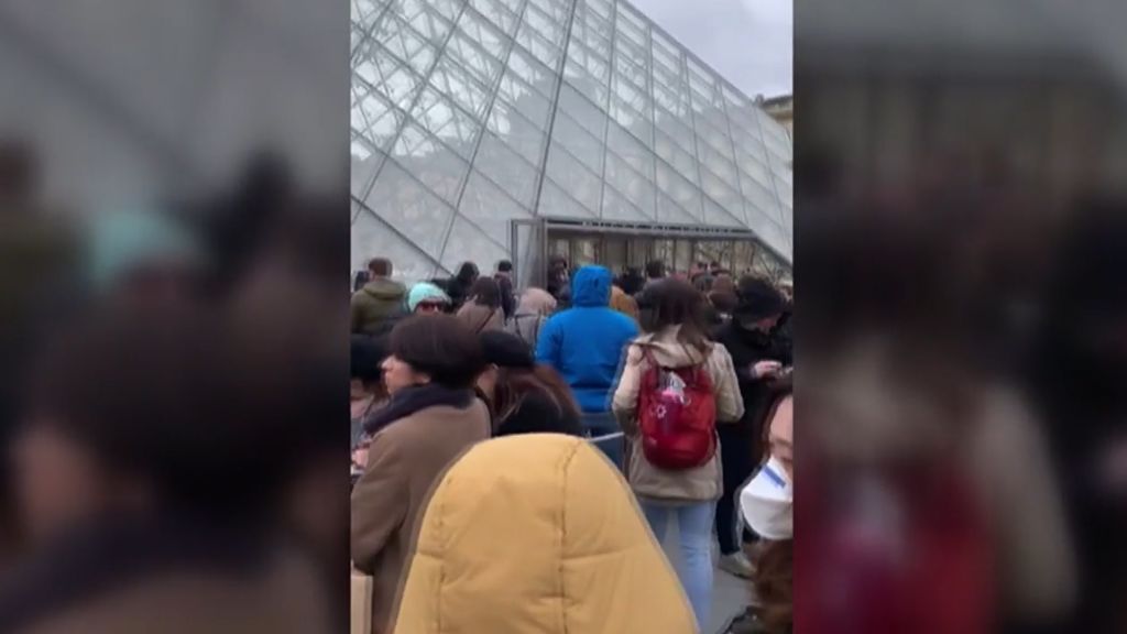 Largas colas en las puertas del Louvre: los trabajadores 