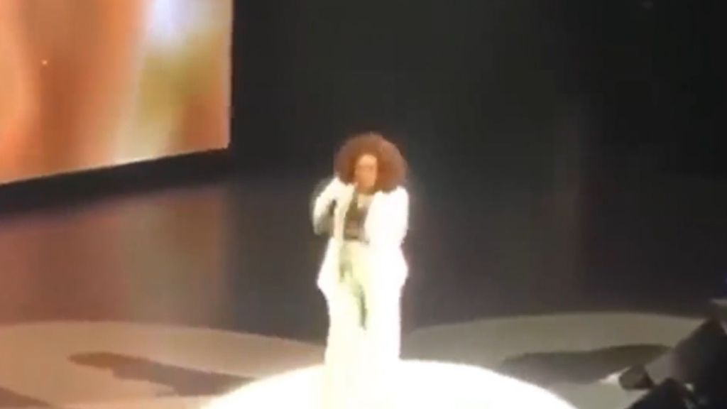 Oprah Winfrey se cae en el escenario cuando hablaba de bienestar y equilibrio