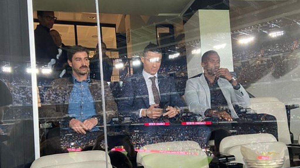 Cristiano Ronaldo apoya al Real Madrid en El Clásico desde uno de los palcos del Santiago Bernabéu Cristiano Ronaldo apoya al Real Madrid en El Clásico desde uno de los palcos del Santiago Bernabéu