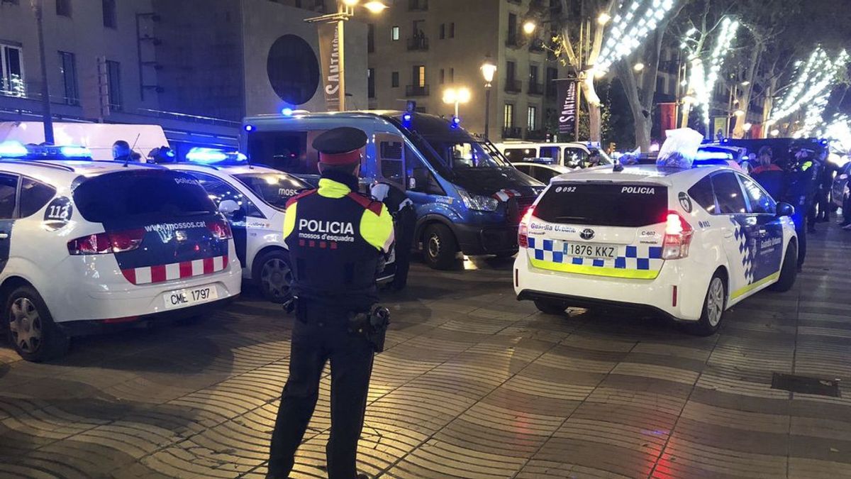 Detenidos tres hombres acusados de agredir sexualmente a una mujer en el interior de un vehículo en Barcelona