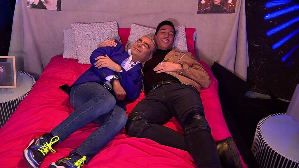Gianmarco recrea con Jorge Javier Vázquez cómo duerme con Adara