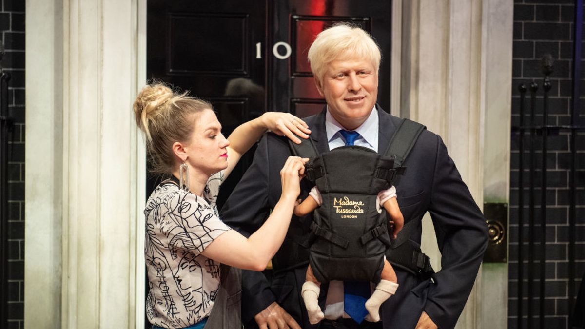 Estatua de cera de Boris Johnson con un portabebés, en el Madame Tossauds Estatua de cera de Boris Johnson con un portabebés, en el Madame Tossauds