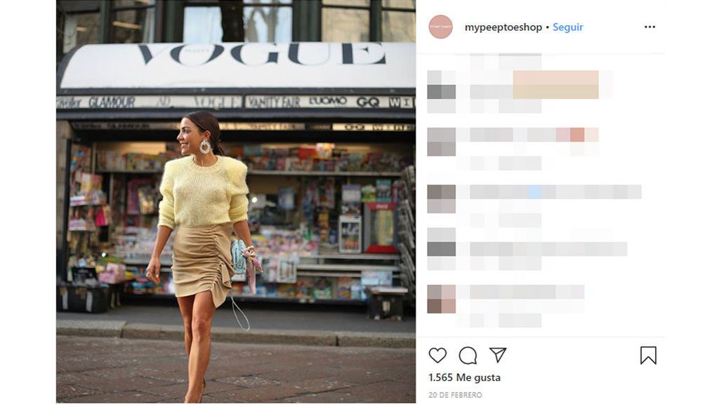 La 'influencer' Paula Ordovás ha sabido combinar a la perfección este jersey color amarillo pastel.
