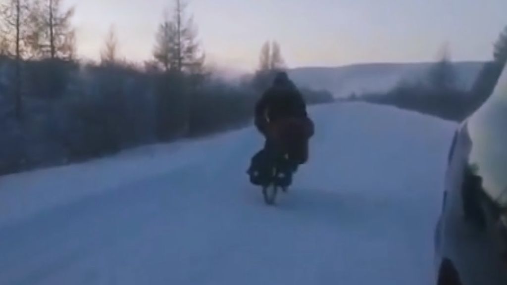 Andrés, el conserje aragonés aventurero: viaja por Siberia y atraviesa desiertos de hielo con su bicicleta