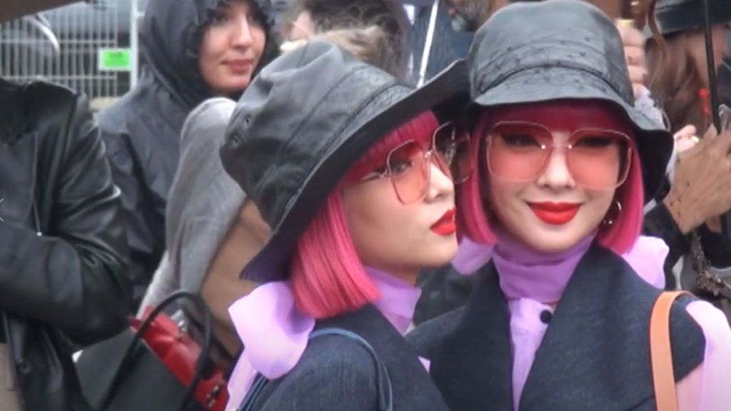 Las gemelas Suzuki no pasan desapercibidas en la Fashion Week de París