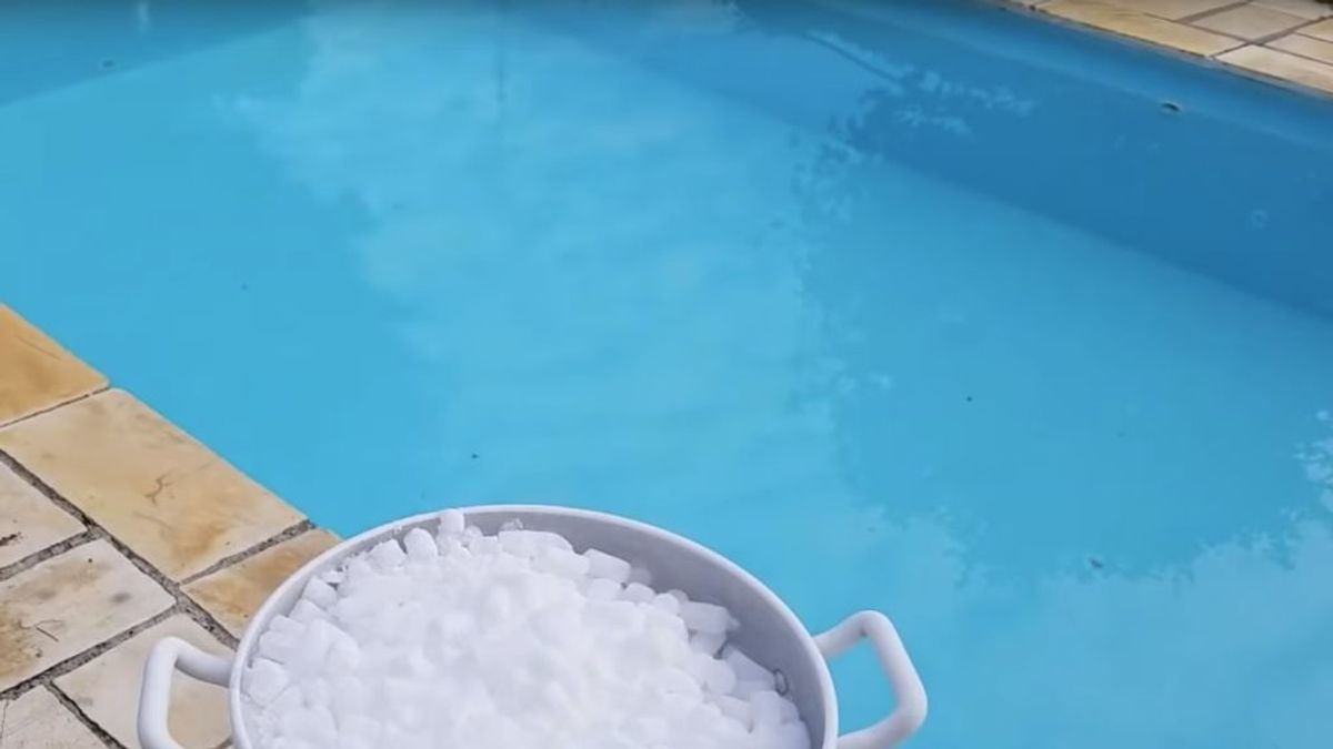 Jugar con el hielo seco en una piscina no es buena idea: causa quemaduras e intoxicaciones mortales