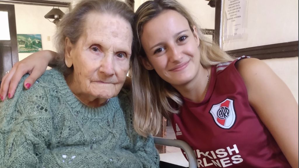 La bisabuela con Alzheimer que solo recuerda el escudo de River Plate: "Hay que hinchar por lo que uno quiere" La bisabuela con Alzheimer que solo recuerda el escudo de River Plate: "Hay que hinchar por lo que uno quiere"