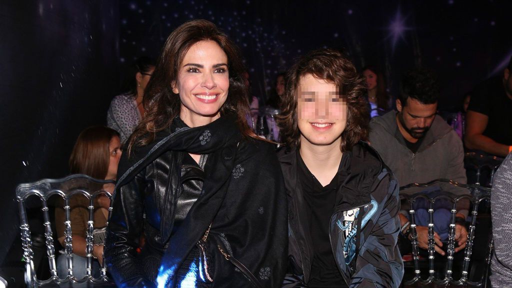 El hijo de Mick Jagger, junto a su madre, cuando tenía 17 años.
