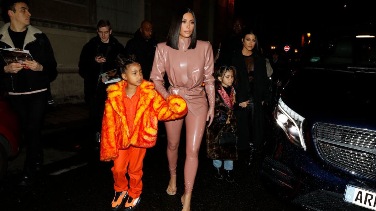 La hija de Kim Kardashian y Kanye West debutó con polémica como rapera en la Fashion Week de Paris La hija de Kim Kardashian y Kanye West debutó con polémica como rapera en la Fashion Week de Paris