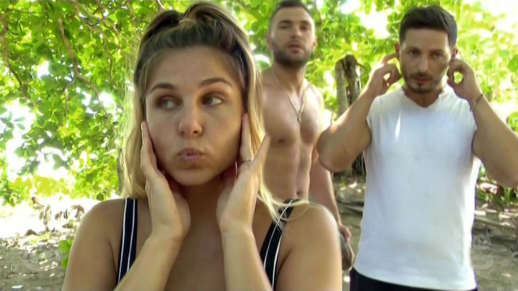 Tapándose los oídos