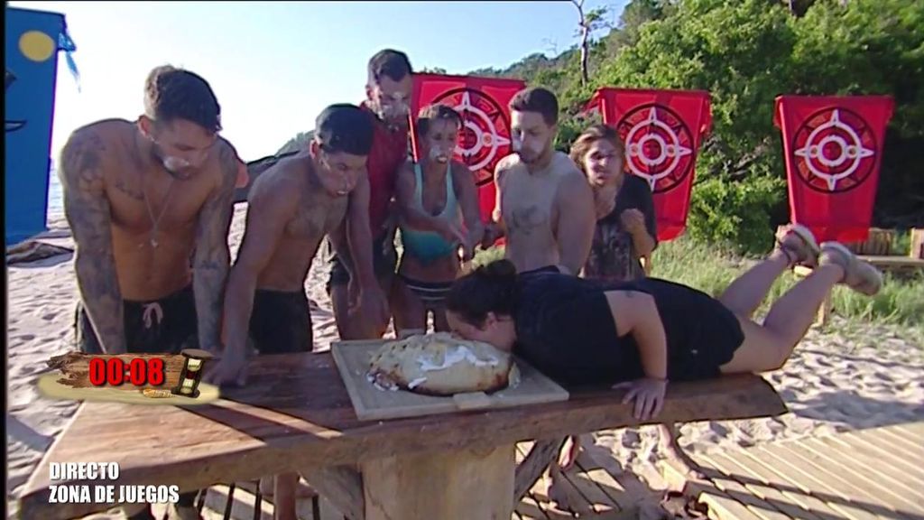 El grupo de los mortales disfruta de un apetitoso flan tras ganar el juego de recompensa El grupo de los mortales disfruta de un apetitoso flan tras ganar el juego de recompensa