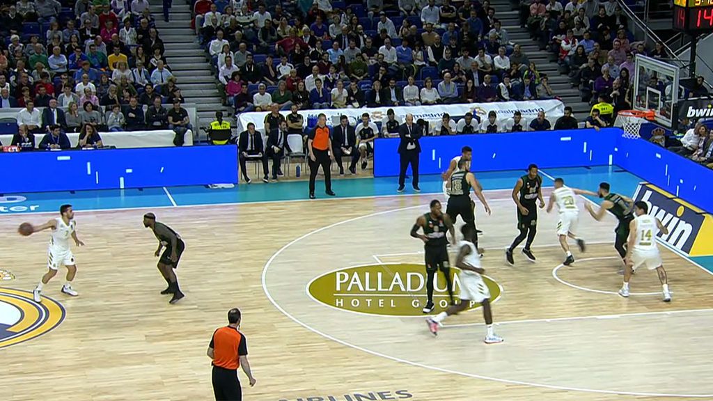 Campazzo encuentra a Deck en la zona con un pase imposible
