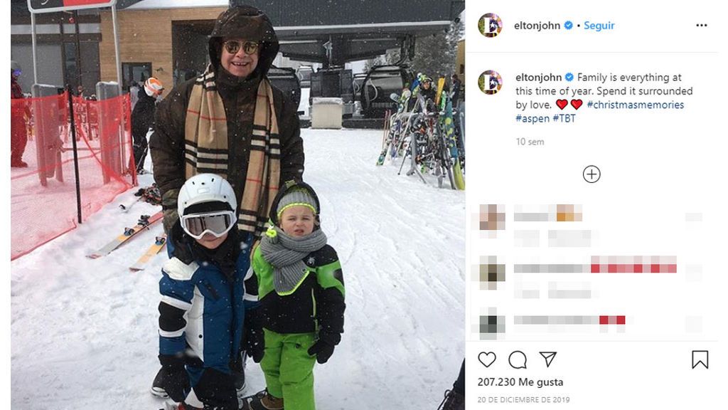 El cantante Elton John, junto a sus dos hijos.