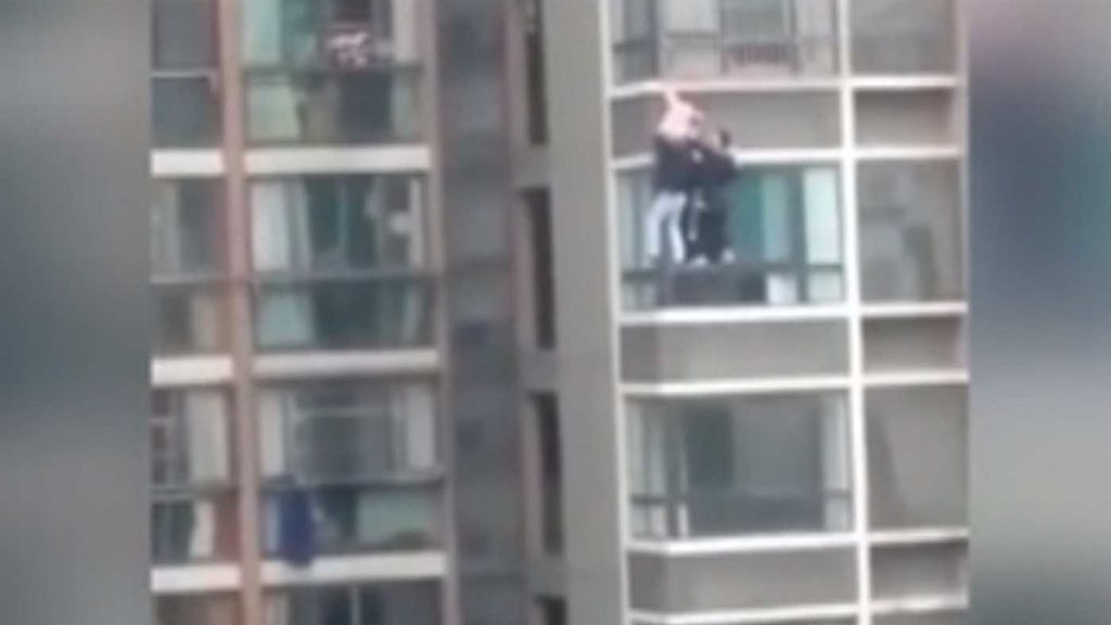 Los vecinos salvan a una niña de cinco años que colgaba de la ventana de un sexto piso