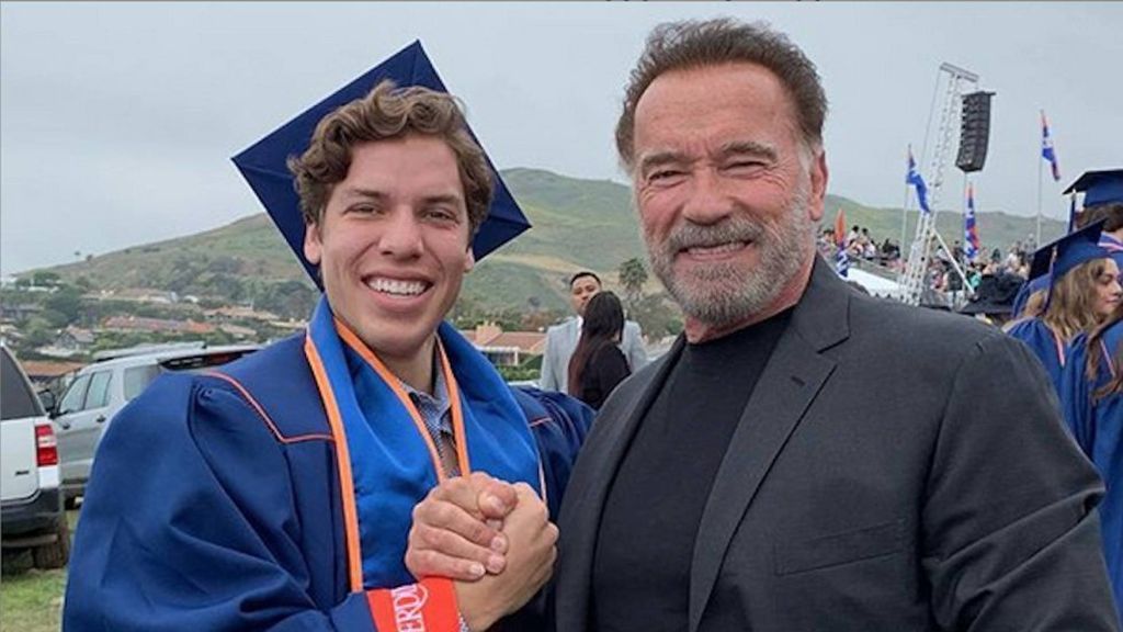 Arnold Schwarzenegger y su hijo Joseph durante su graduación.