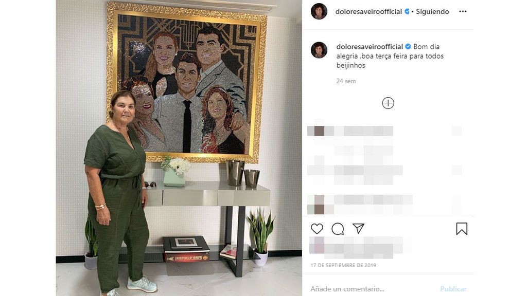 Dolores Aveiro posa con un cuadro en el que aparecen sus cuatro hijos