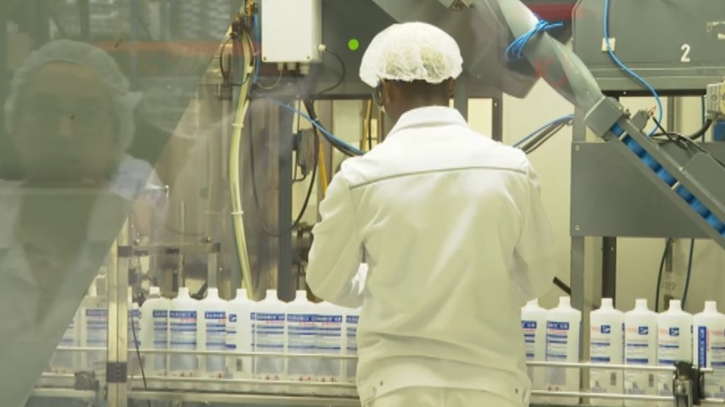 Las fábricas de geles desinfectantes se frotan las manos con el coronavirus: han disparado la producción