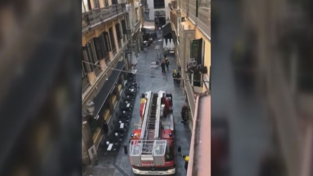 Un camión de bomberos se queda atrapado en las estrechas calles del casco antiguo de Málaga