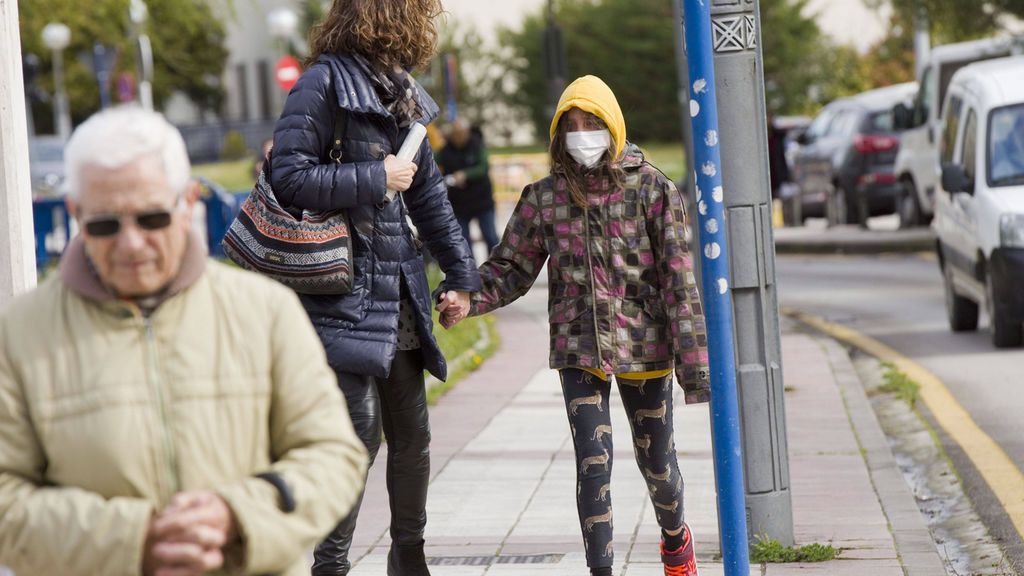 Niños, médicos, profesionales, estudiantes: el coronavirus se extiende en España