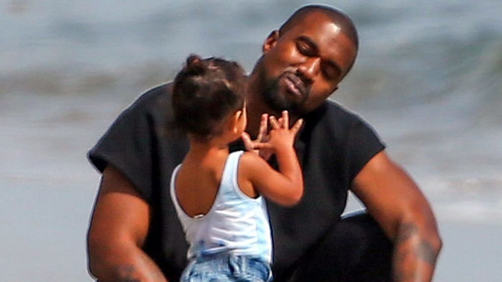 Kanye West junto a su hija North.