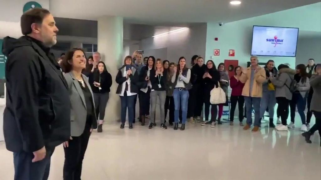 La entrada entre aplausos de Junqueras a la Universidad de Vic: así fueron sus primeras horas fuera de la cárcel