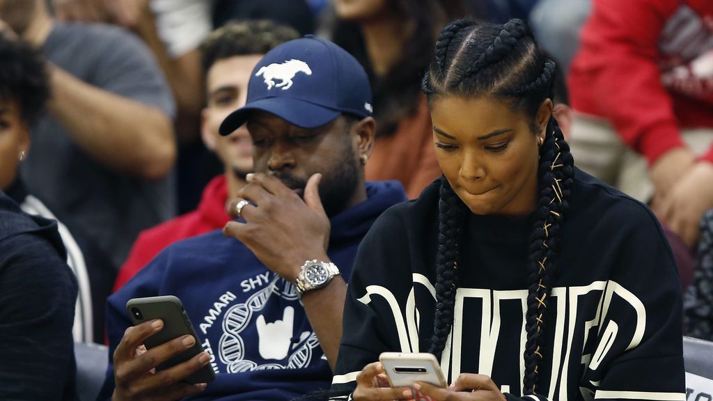 LeBron James y su mujer apoyan siempre a su hijo mayor en la cancha.