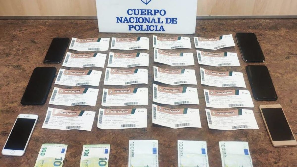 Cinco detenidos por vender entradas falsas para el Clásico: Ofrecieron tres entradas a los agentes camuflados por 900 euros 'negociables' Cinco detenidos por vender entradas falsas para el Clásico: Ofrecieron tres entradas a los agentes camuflados por 900 euros 'negociables'
