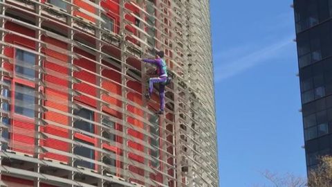 El 'Spiderman francés' escala de nuevo por la Torre Agbar de Barcelona -  NIUS