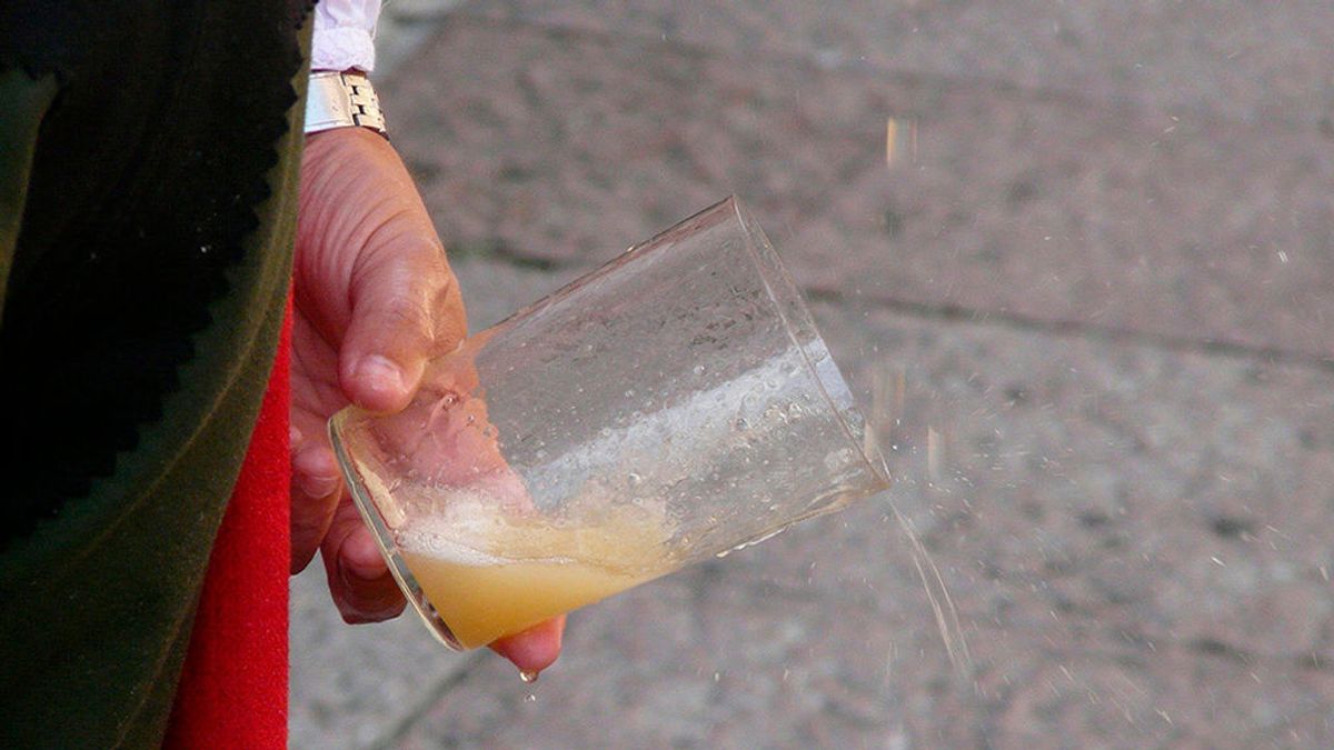 La tradición de compartir el culín de sidra: "Lo más aconsejable es que cada uno use su propio vaso" La tradición de compartir el culín de sidra: "Lo más aconsejable es que cada uno use su propio vaso"