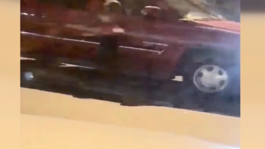 La policía de Texas busca al conductor que condujo con una niña colgada en la ventanilla del coche