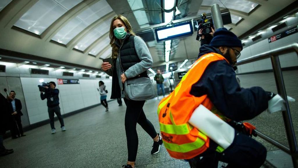 Una joven camina por el metro de Nueva York