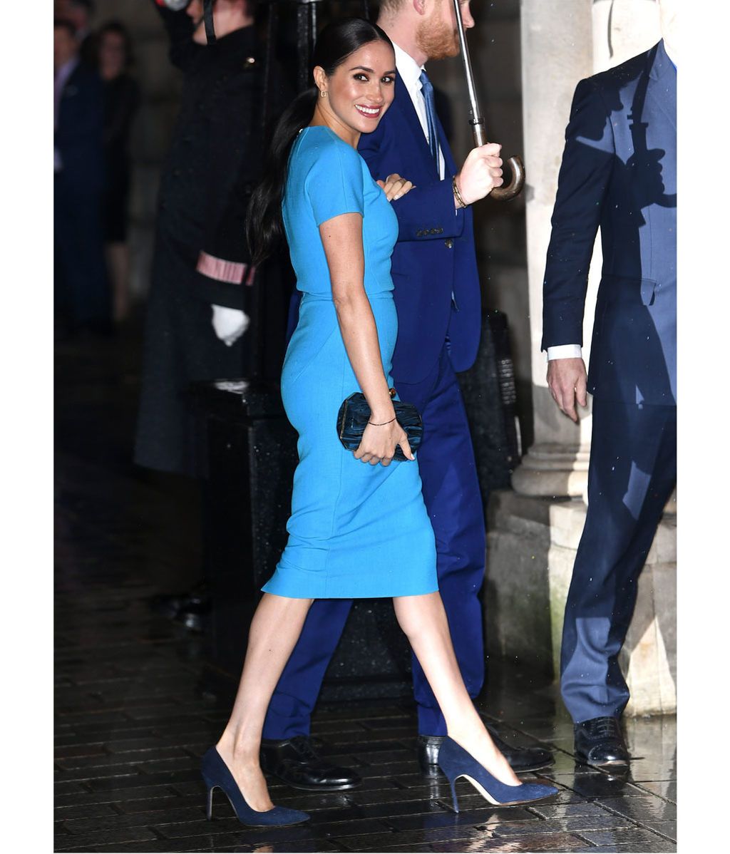 Meghan Markle, con vestido azul turquesa y tacones a juego
