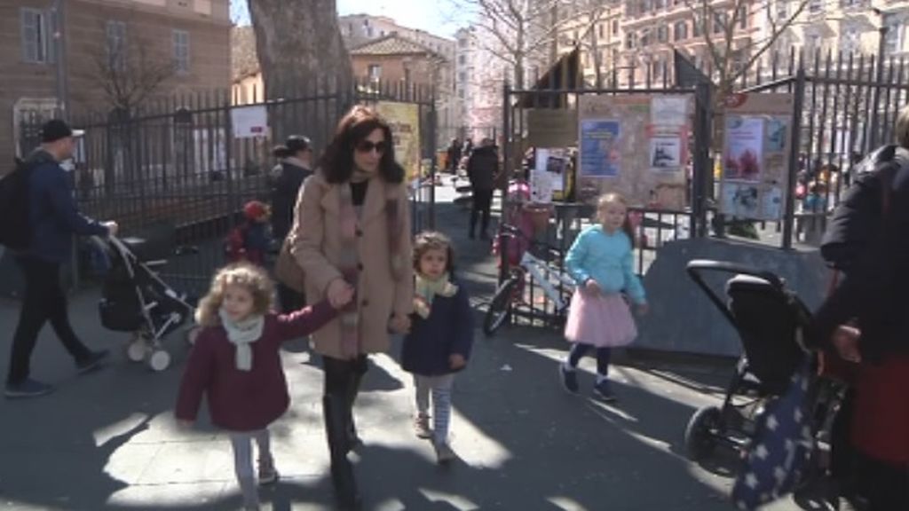 El día a día de los padres italianos con sus hijos tras el cierre de colegios por coronavirus