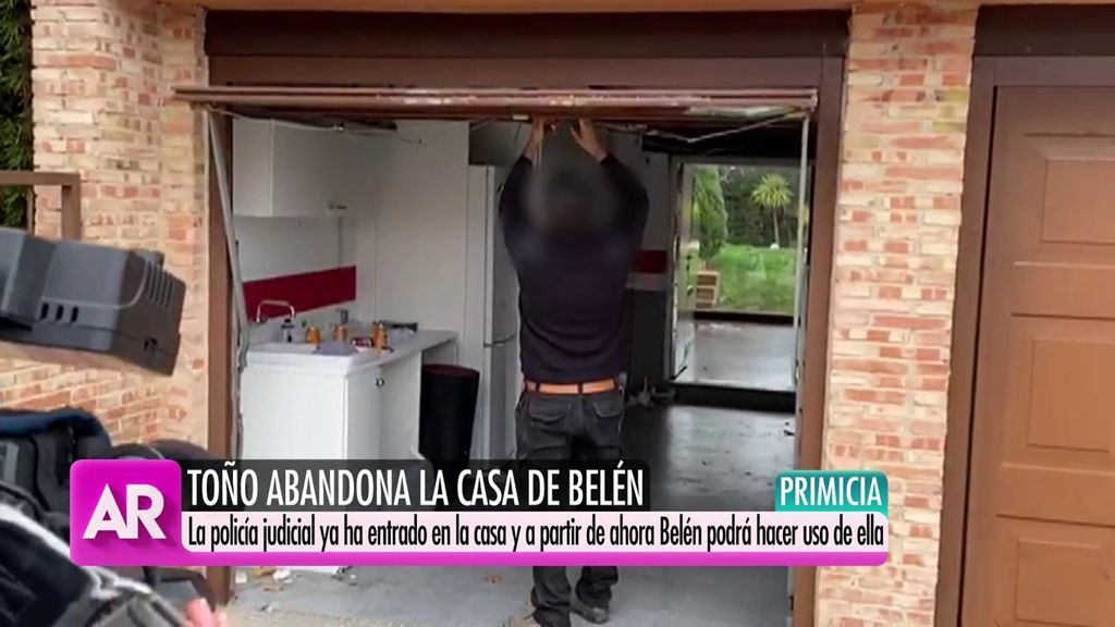 Un cerrajero cambiando la cerradura de la casa de Toño Sanchís