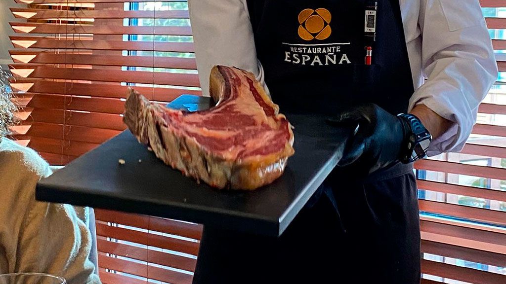 Chuletón de buey cacheno.