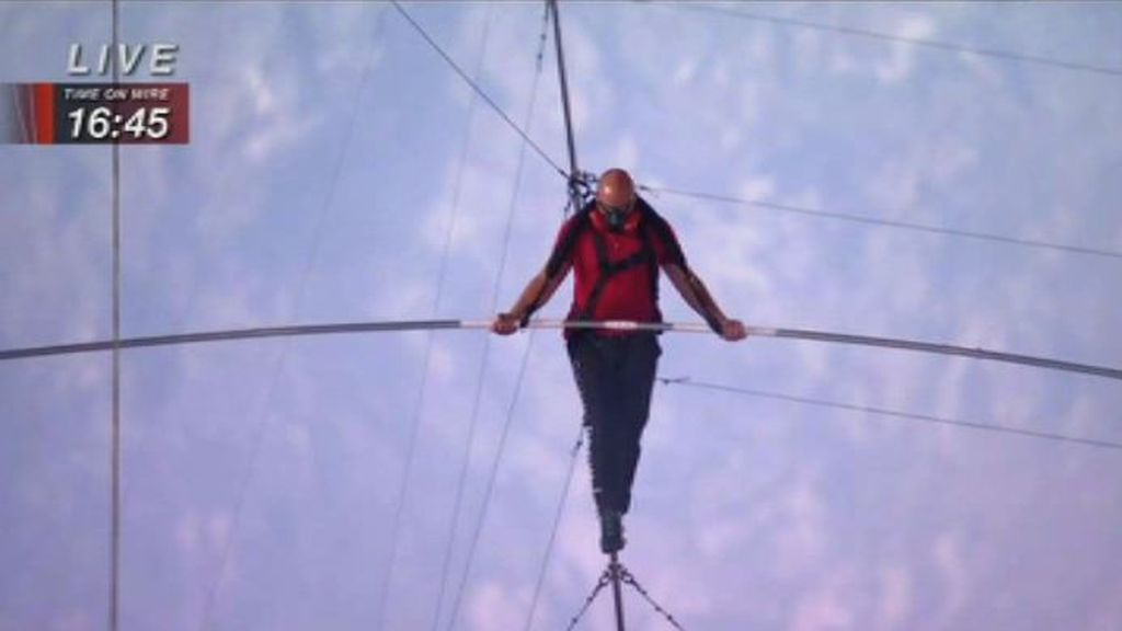 Nik Wallenda camina sobre el cráter activo de “La boca del infierno”