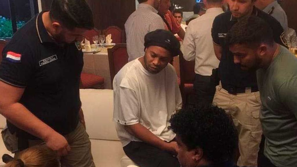 Ronaldinho y su hermano, detenidos por entrar en Paraguay con pasaporte falso
