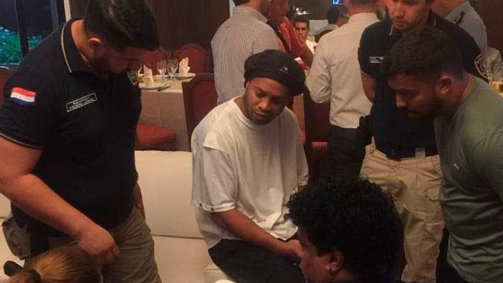 Ronaldinho y su hermano, detenidos por  entrar en Paraguay con pasaporte falso