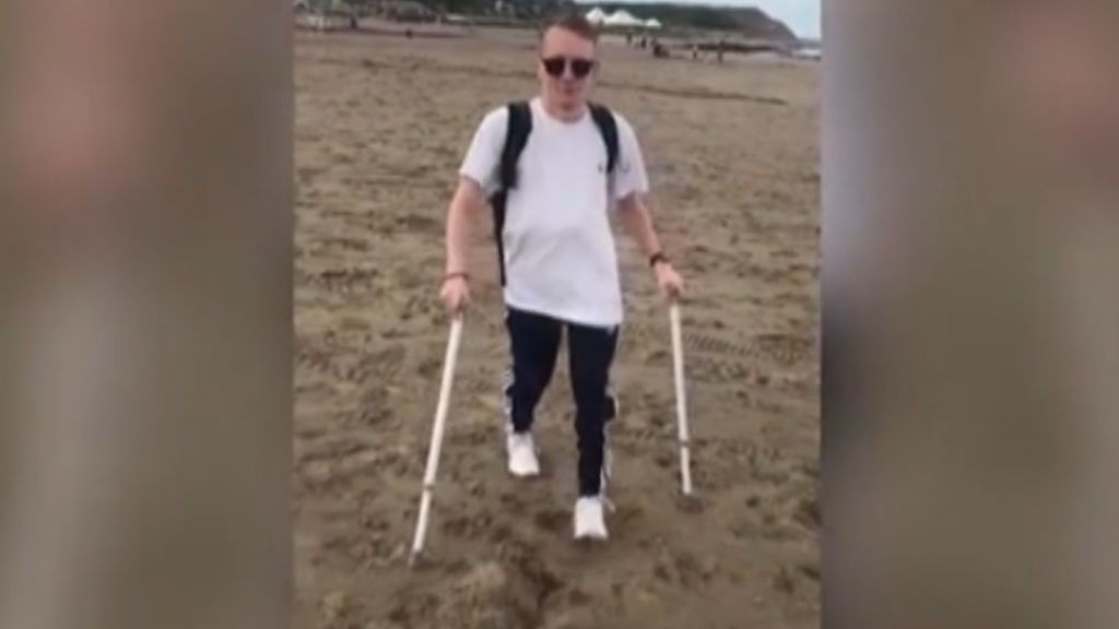 Cumple uno de sus sueños: volver a caminar por la playa de su infancia tras superar un cáncer de médula