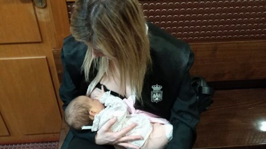 Lactancia en el juzgado: una abogada reivindica con una foto el derecho a las bajas de maternidad Lactancia en el juzgado: una abogada reivindica con una foto el derecho a las bajas de maternidad