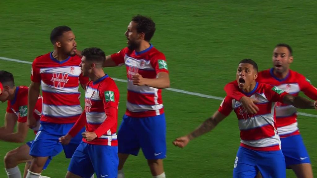 Carlos Fernández se eleva ante la defensa del Athletic y cruza de cabeza a Unai Simón (1-0)