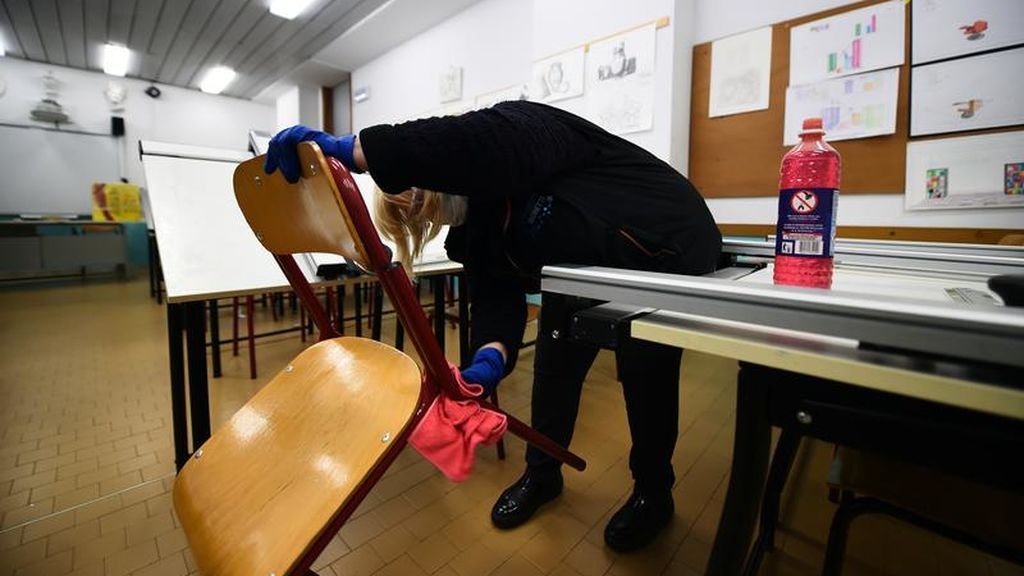 Limpieza en un centro educativo por posible contagio de coronavirus