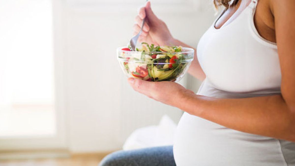 Durante el embarazo es de vital importancia cuidar la alimentación.