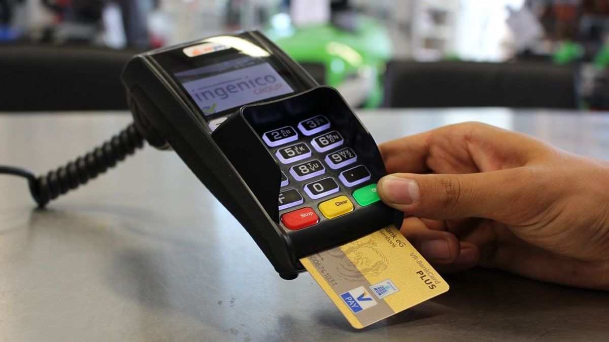 La Organización de Consumidores y Usuarios denuncia que los bancos no devuelven de forma inmediata los pagos no autorizados con tarjeta