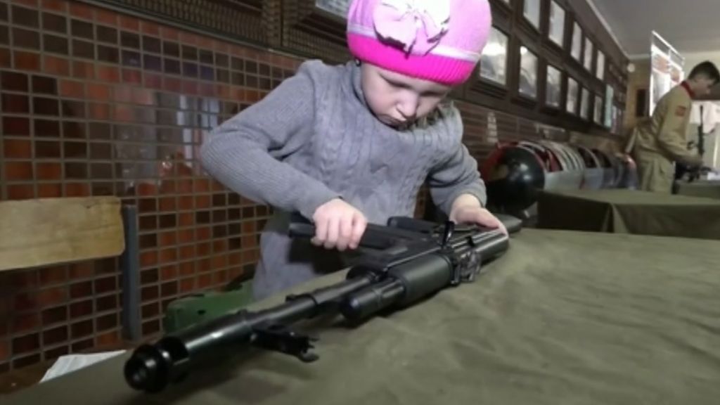 Niños con fusiles en Rusia por una competición de armas